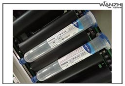 全自動臥式圓瓶（píng）貼標機_ 高速臥（wò）式圓瓶貼標機_東莞市一起草 www.17.com网站自動化科技有限公司