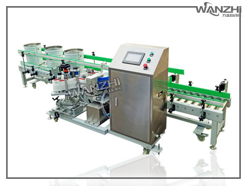 油漆桶（tǒng）在線打印貼標機 ,油漆桶自（zì）動貼標機廠家 ,圓桶側麵實時打印貼標（biāo）機