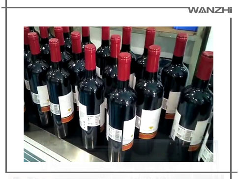 全自動（dòng）紅酒定位貼（tiē）標機_ 紅（hóng）酒自動貼（tiē）標（biāo）機_東莞（wǎn）市一起草 www.17.com网站自動化科技（jì）有限公司
