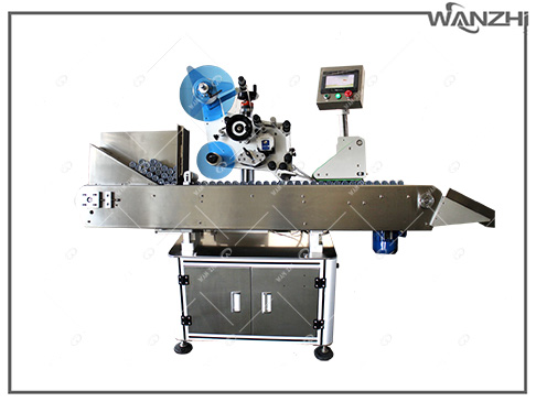 高速（sù）臥式圓瓶貼標機, 貼小圓瓶全自動臥式圓瓶貼標機,臥式圓瓶自動貼標機廠家
